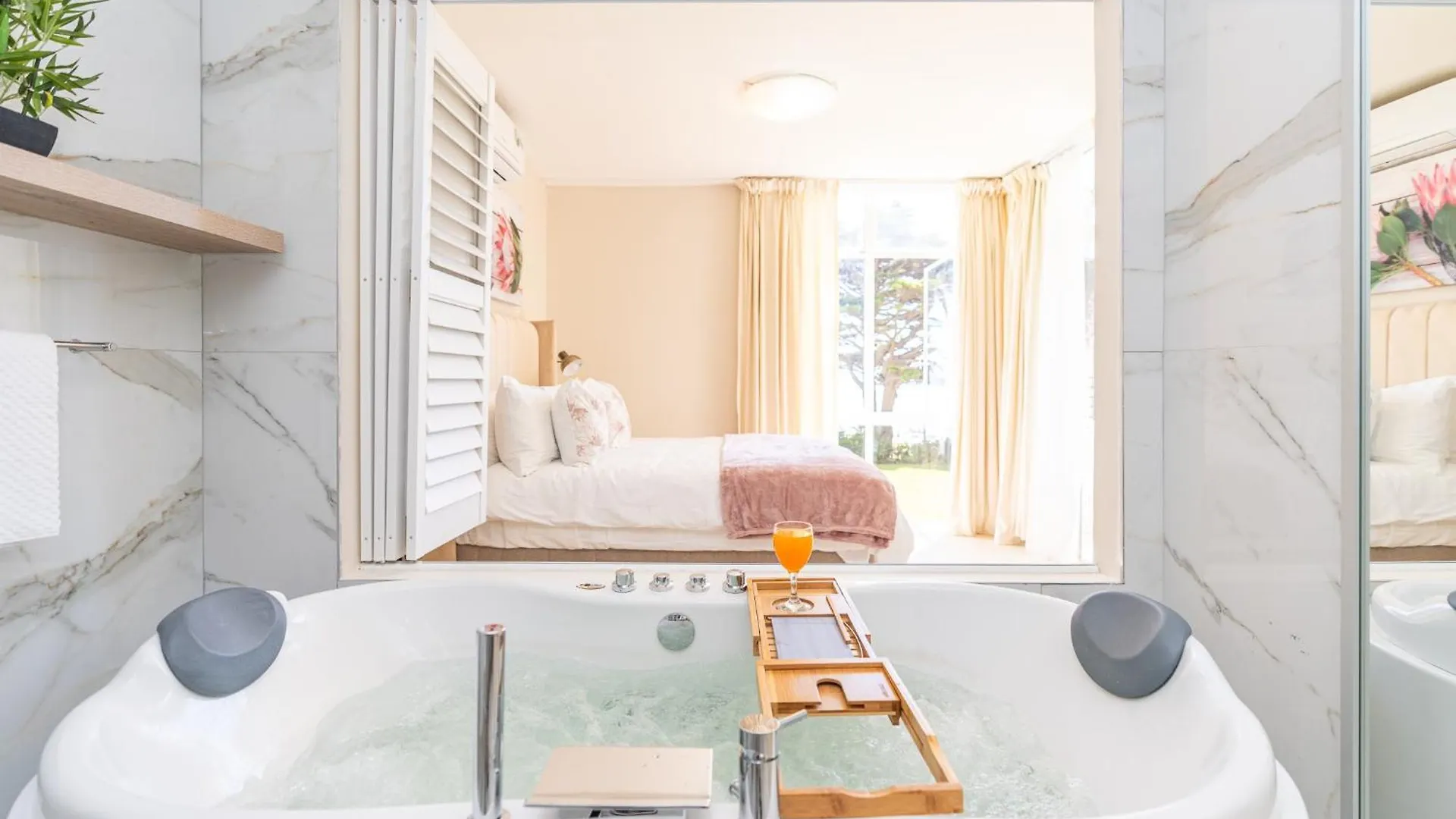 Camps Bay Beach Apartment With Jaccozi Città del Capo